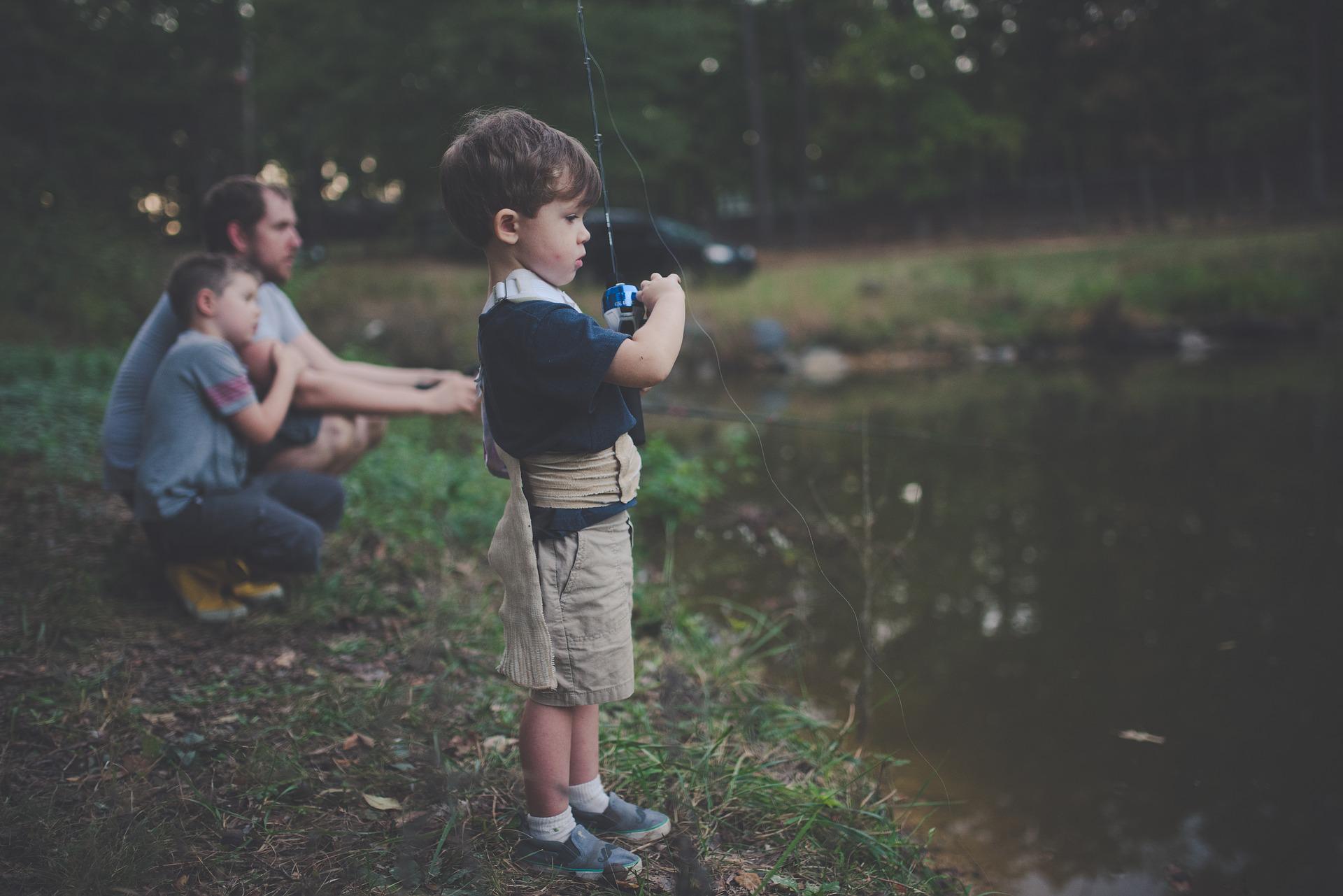 Enfants qui pêche