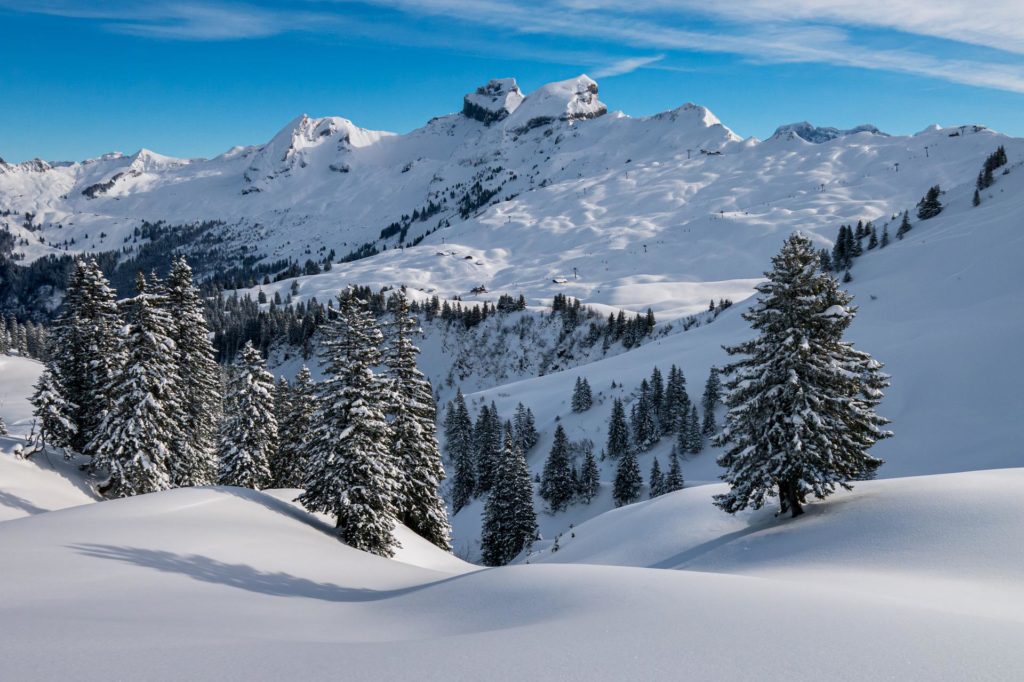 Photo de station de ski enneigé